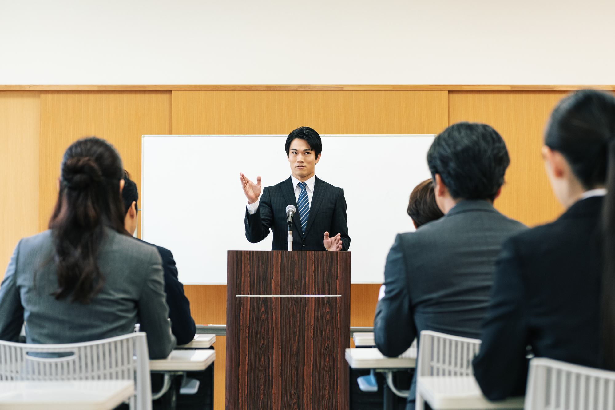 学校の講堂での講演の様子